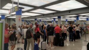 turistas aeropuerto control seguridad colas