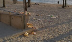 basura cristales alcohol playa turismo borrachera