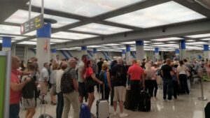 turistas aeropuerto control seguridad colas