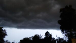 Cielo oscuro a causa de la llegada inminente de una tormenta de agua