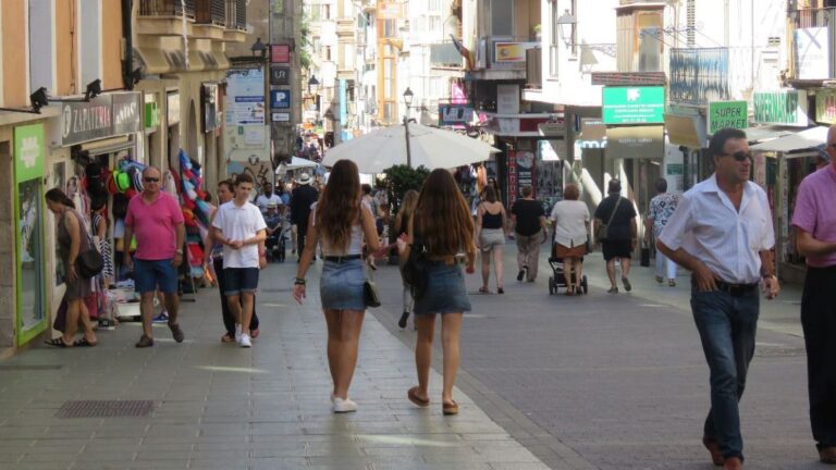 olmos calle tiendas gente turismo turistas