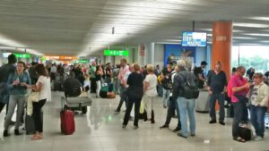 aeropuerto gente pasajeros turistas retrasos