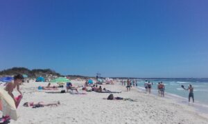 playa turistas calor