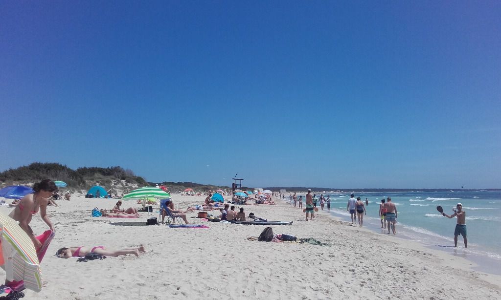 playa turistas calor