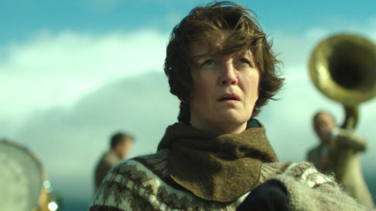 cine woman at war