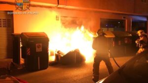 piromano bomberos contenedores incendio palma