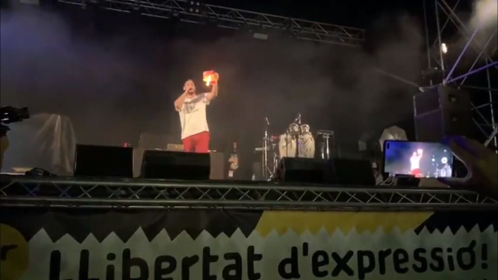 hasel quema bandera española