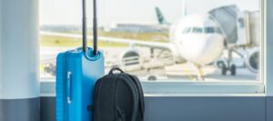 turismo viajeros aeropuerto maleta