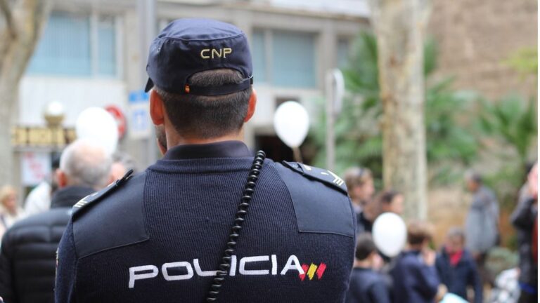 policía