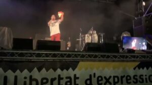 hasel quema bandera espa&ntilde;ola