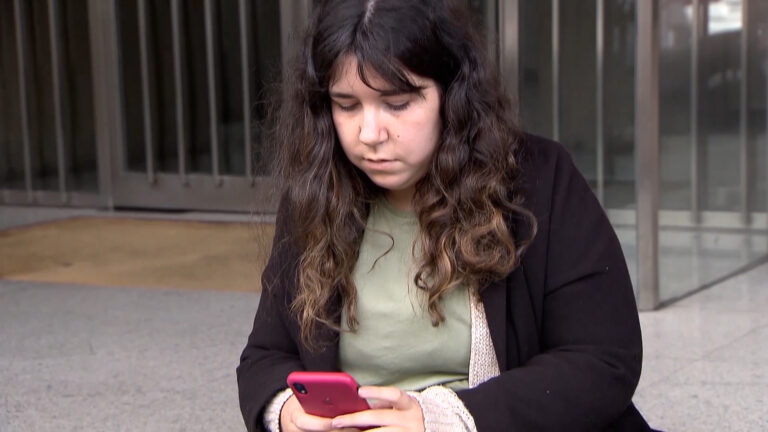 mujer movil compras