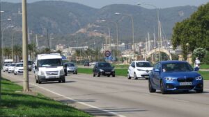 coches trafico cielo sol calor buen tiempo