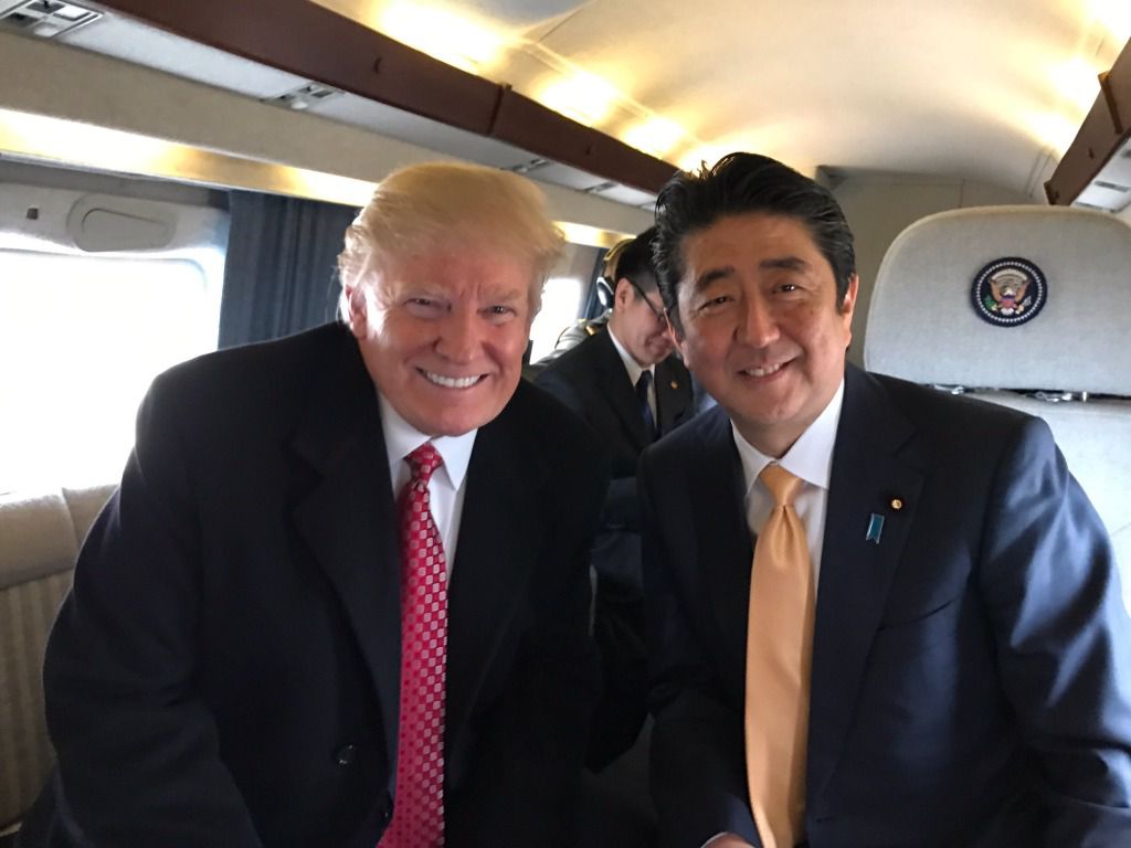 El presidente de los Estados Unidos, Donald Trump, junto al primer ministro japonés, Shinzo Abe