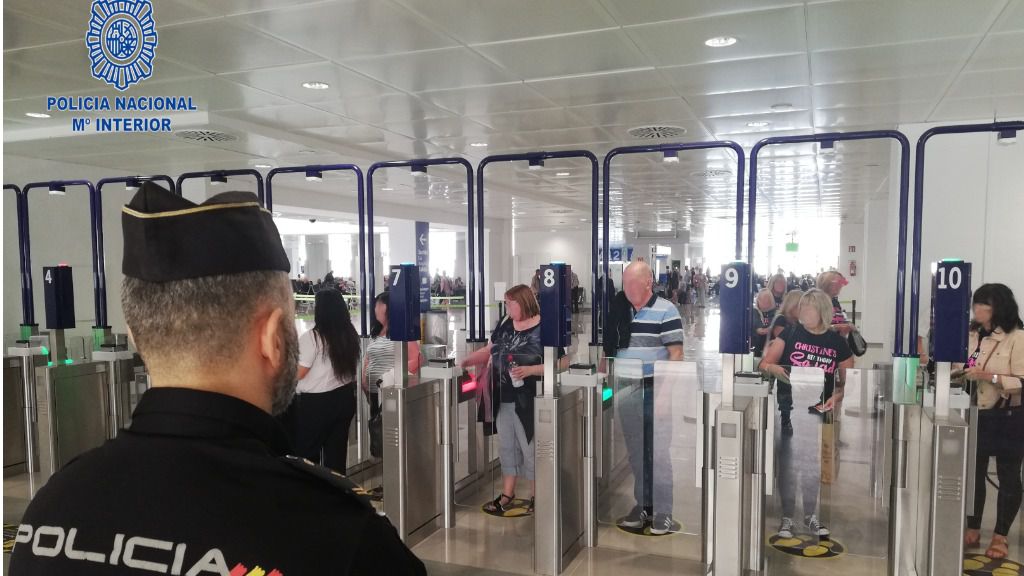 control policia pasaportes aeropuerto
