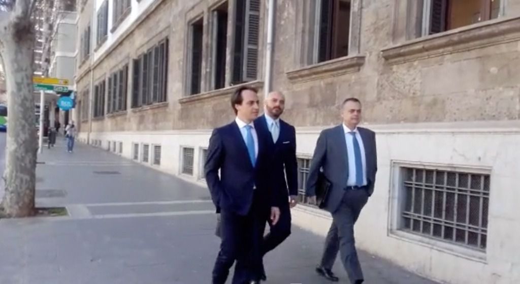 LLEGADA ÁLVARO GIJÓN AL JUZGADO