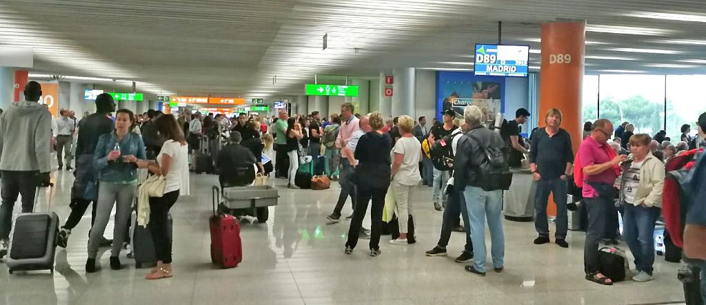 aeropuerto gente pasajeros turistas retrasos