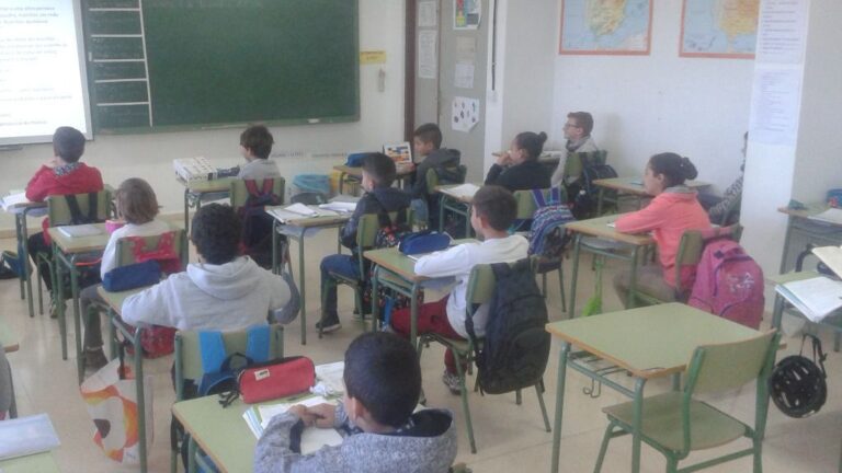 aula colegio escuela ni&ntilde;os polic&iacute;a