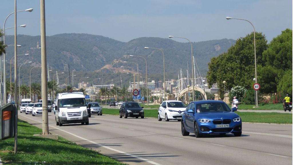 coches trafico cielo sol calor buen tiempo