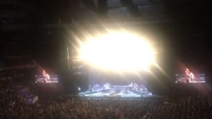 Sabina se cae del escenario