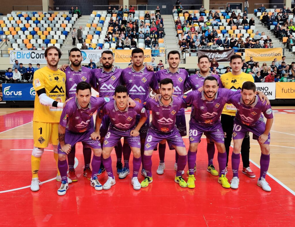 Diego Nunes, tercero empezando por la izquierda de los jugadores de segunda línea