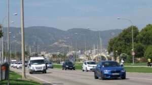 coches trafico cielo sol calor buen tiempo