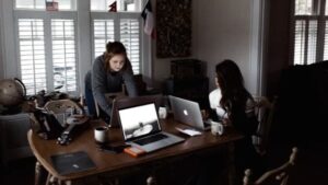 mujeres trabajando ordenador trabajo en casa