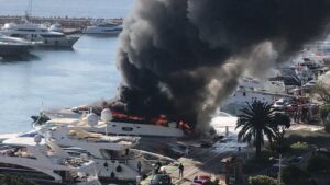 yate barco ardiendo puerto portals