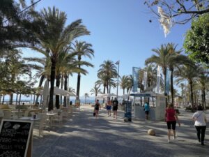 sol playa arenal turistas