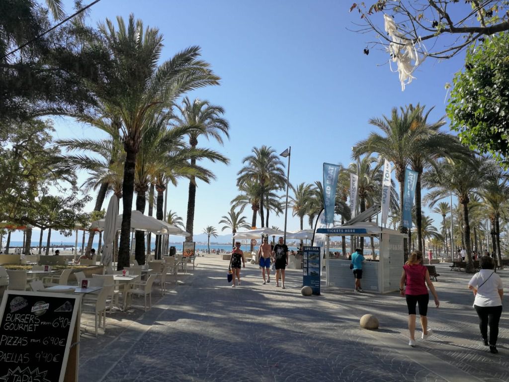 sol playa arenal turistas