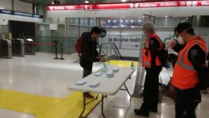 reparto mascarillas coronavirus metro