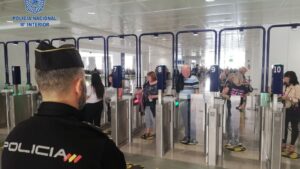 control policia pasaportes aeropuerto