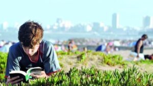 ni&ntilde;o libro leer