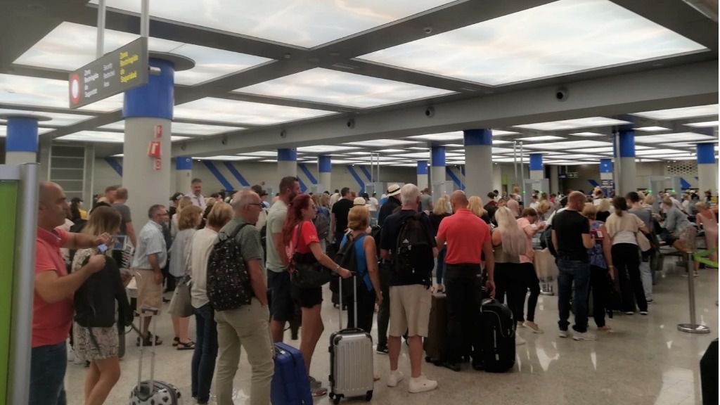 turistas aeropuerto control seguridad colas