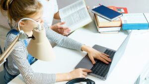 menores ordenador estudio