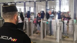 control policia pasaportes aeropuerto