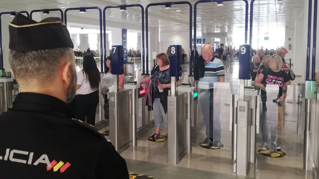 control policia pasaportes aeropuerto