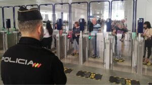 control policia pasaportes aeropuerto