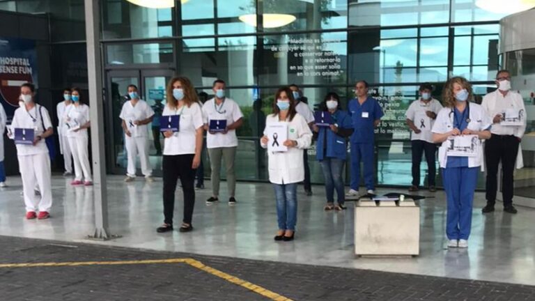 homenaje sanitarios fallecidos coronavirus