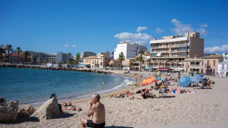 Playa turistas portixol