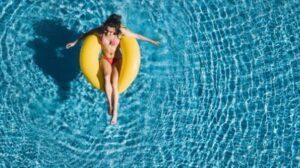 chica joven piscina flotador