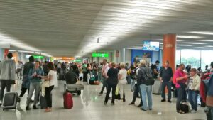 aeropuerto gente pasajeros turistas retrasos