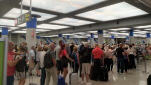turistas aeropuerto control seguridad colas