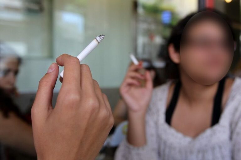 mujer fumadora tabaco