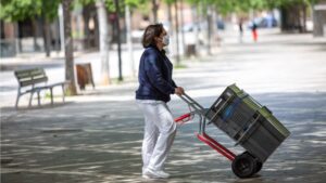 coronavirus-trabajadora-reparto-mascarilla