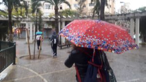 Lluvia en Palma, gente con paraguas