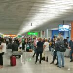 aeropuerto gente pasajeros turistas retrasos
