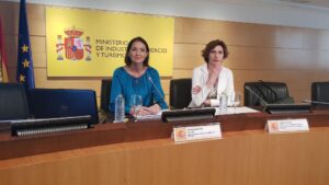 Reyes Maroto y Isabel Oliver