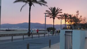 playa turistas calor puesta sol