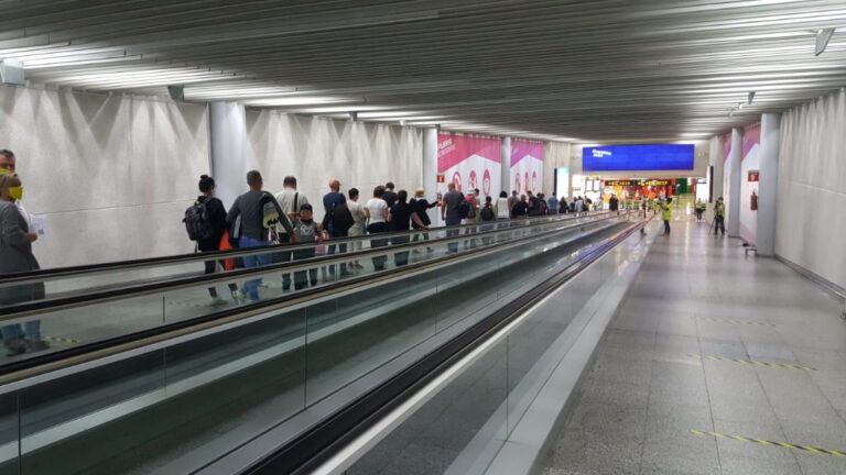 aeropuerto turistas plan piloto control