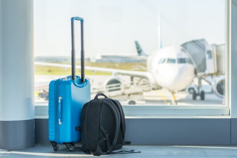 turismo viajeros aeropuerto maleta
